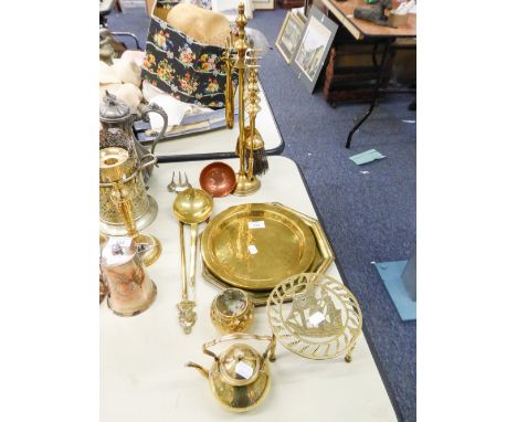 A BRASS FIRESIDE COMPANION STAND WITH FOUR APPLIANCES; A PIERCED BRASS CIRCULAR TRIVET; A COPPER LADLE; A BRASS LADLE, BRASS 