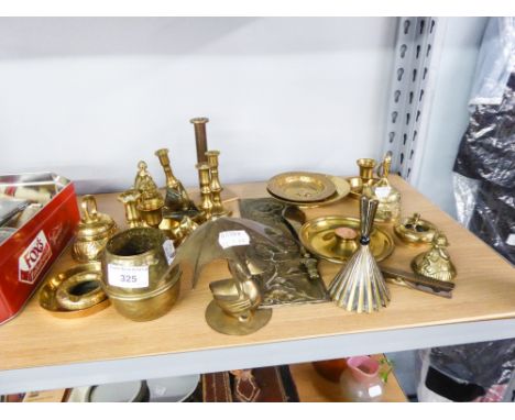 A COLLECTION OF SMALL BRASS WARES TO INCLUDE; HAND BELLS, CANDLESTICK STANDS, AN ASHTRAY ETC... 