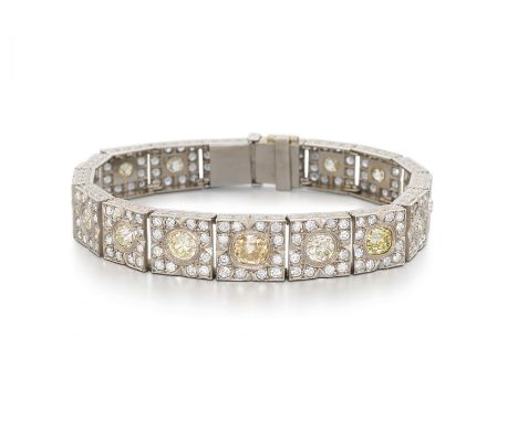 HISTORISIERENDES DIAMANT-ARMBAND. Herkunft: Wohl Deutschland. Datierung: Um 1940. Material: Platin, getestet. Gesamtgewicht: 
