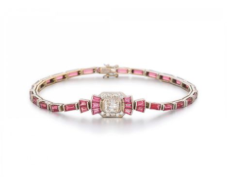 ZARTES TURMALIN-DIAMANT-ARMBAND. Herkunft: Wohl USA. Material: 750/- Weißgold, Punze. Gesamtgewicht: ca. 12,0 g. Maße: Länge 