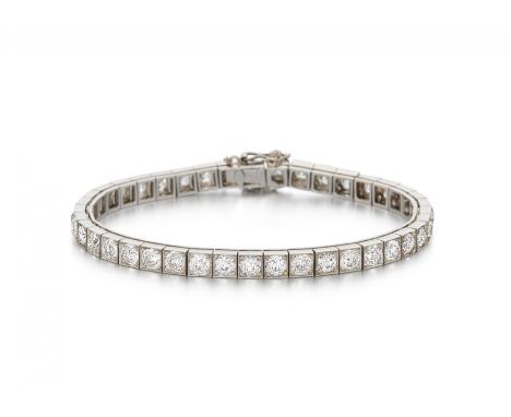 TENNIS-ARMBAND. Herkunft: Frankreich. Datierung: Um 1940. Material: Platin, getestet. Gesamtgewicht: ca. 27,5 g. Maße: Länge 