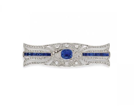 ART DECO SAPHIR-DIAMANT-BROSCHE. Datierung: Um 1920. Material: Platin, getestet. Nadel 333/- Gelbgold, getestet. Gesamtgewich