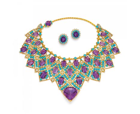 AUFWENDIGES AMETHYST-TÜRKIS-BIB-COLLIER UND OHRCLIPS. Datierung: Um 1970/1980. Material: 750/- Gelbgold, getestet. Gesamtgewi