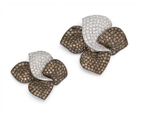 2 DIAMANT-BLUMEN-BROSCHEN. Herkunft: Italien. Material: 750/- Weißgold, Punze. 750/- Weißgold, schwarz rhodiniert, getestet. 