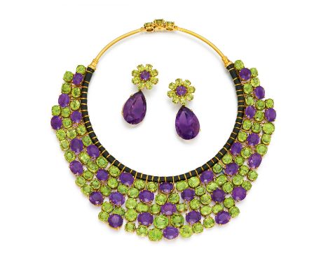 SET: OPULENTES PERIDOT-AMETHYST-COLLIER UND OHRSCHMUCK. Herkunft: Italien. Datierung: Um 1980. Material: 750/- Gelbgold, Punz