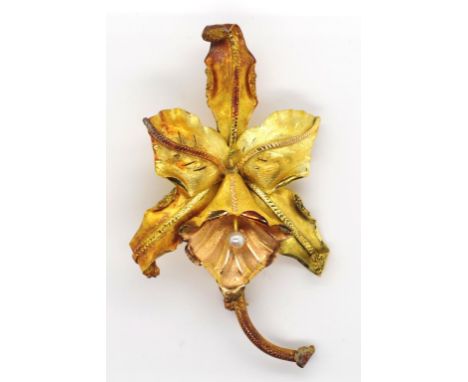 18ct gold lily brooch set with a single pearl marked 18k JO approx 11.6 grams. Tested as 18ct.