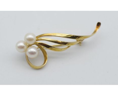 Yellow gold and pearl brooch stamped 14k, weight 4.5gms