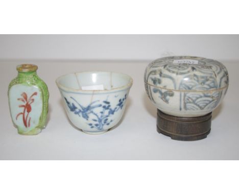 Three various antique Chinese ceramic pieces including lidded bowl, (diameter 7cm approx); Ming Dynasty tea bowl, blue & whit