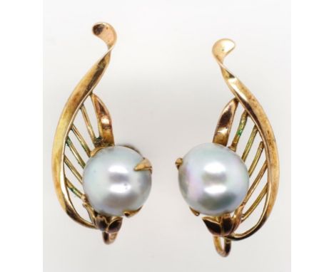 Mid century gold and pearl ear clips marked 14k to screw backs. Approx total weight 6 grams, 9mm pearl diameter. Pearls showi