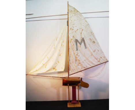 Good large antique model 'Balmain Bug' skiff 18 inch big rig, original japra sails circa 1930, 48cm approx (hull excluding ru
