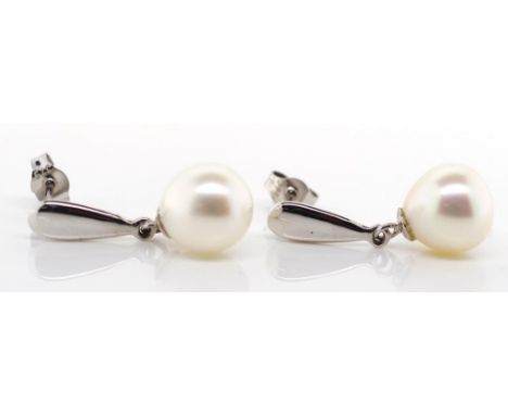 9ct gold pearl earrings marked 375 approx 2x 7.5mm white pear shaped pearls.