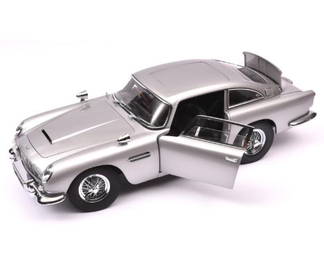 An impressive 1/8th scale model of the famous James Bond Aston Martin DB5. Produced by Eaglemoss as a home assembly die-cast 