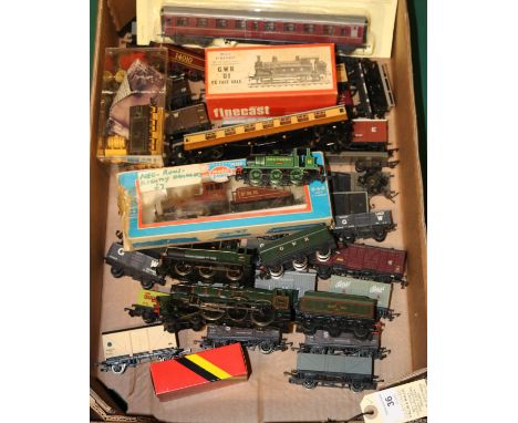 A quantity of OO gauge railway by various makes. Including; 5x locomotives; a BR Castle Class, Swindon. A GWR 0-6-0 tender lo