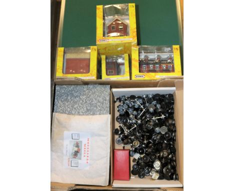 A quantity of O gauge modelling items, parts and spares, mainly for Hornby tinplate rolling stock etc. Including; spare tende