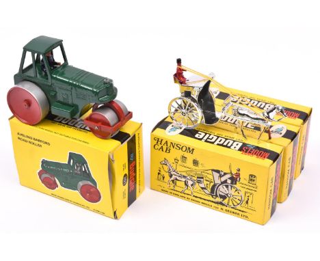 4 Budgie Toys. An Aveling Barford Road Roller (702) in green. Together with 3x Hansom Cabs (100); an example in 'gold' plate,