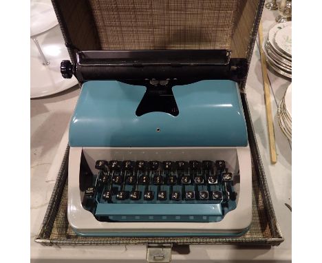 Cased retro typewriter. Not available for in-house P&amp;P 