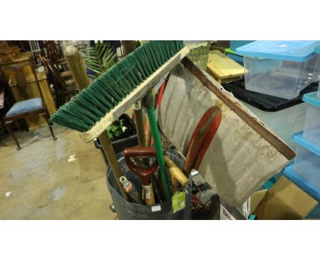 Bin of mixed garden tools ( bin not included ). Not available for in-house P&amp;P 