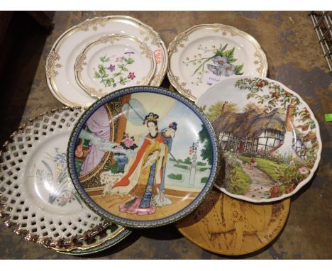 Mixed collectable plates including Spode. Not available for in-house P&amp;P 