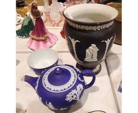 Wedgwood jasperware teapot and sugar bowl with damages &amp; Large Dudson jasperware vase, heavily damaged, H: 27 cm. Not ava