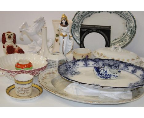 A good selection of collectable ceramics, Wedgewood, Spode, Crown Devon etc 