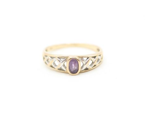 9ct gold amethyst dress ring with patterned shoulders (1.7g) 