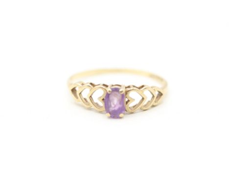 9ct gold amethyst dress ring with patterned shoulders (1.1g) 