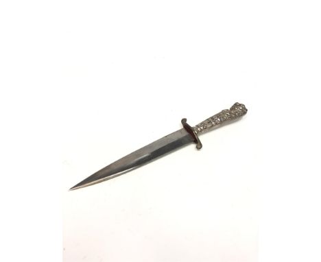 COMMANDO STYLE DAGGER WITH LATER LION CAST HANDLE, in steel scabbard, approximately 25cm long including scabbard