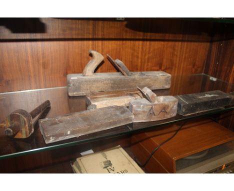 A COLLECTION OF OLD TOOLS TO INCLUDE BLOCK PLANES AND SHARPENING BLOCKS