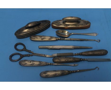 A COLLECTION OF HALLMARKED SILVER AND WHITE METAL ITEMS TO INCLUDE BUTTON HOOK, SCISSORS ETC.