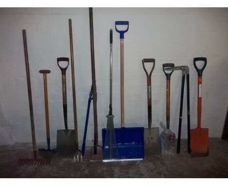 A QUANTITY OF ASSORTED HAND TOOLS ETC