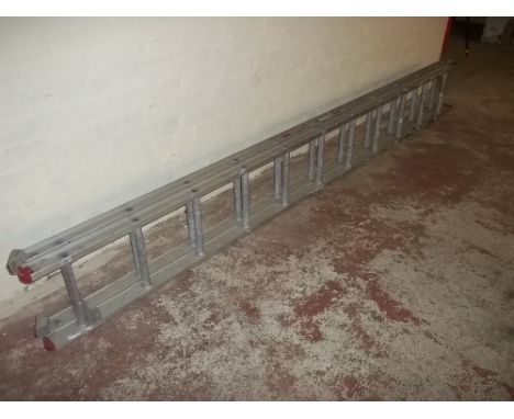 A ALUMINIUM ROOF LADDER