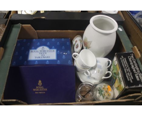 A TRAY OF CERAMICS TO INCLUDE PORTMEIRION, ROYAL WORCESTER EVESHAM PLATE ETC.