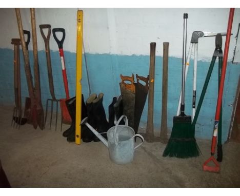 A QUANTITY OF ASSORTED HAND TOOLS TOGETHER WITH A QUANTITY OF WELLINGTON BOOTS