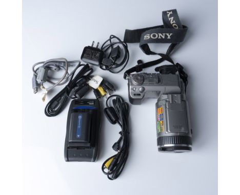 DSC-F707 digital still camera featuring a Carl Zeiss Vario-Sonnar 2.4/9.7-48.5 lens with a 5.0 MP sensor. Manufactured in 200