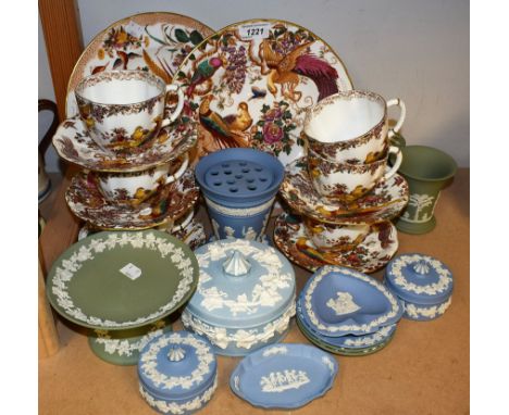 A Royal Crown Derby Olde Avesbury pattern part tea set; Wedgwood Jasperware trinket dishes, etc