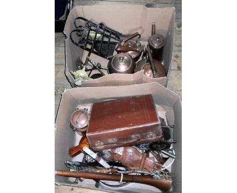 A large quantity of copper and brass contained in two boxes, to include: teapots, a samovar, hunting horns and other items.