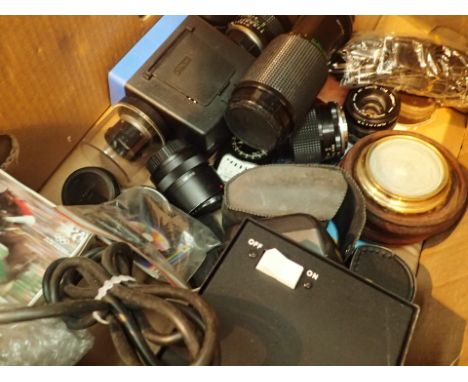 Box of mixed vintage cameras