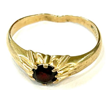 Gents 9ct garnet  ring, ring size S, overall weight 2.3g, slightly mis-shapened