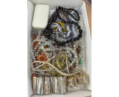 Quantity of vintage necklaces etc