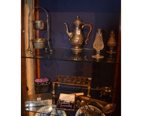 A pair of silver knife rests in fitted box, hallmarks for Chester 1904, also with a pair of silver coffee spoons, small quant