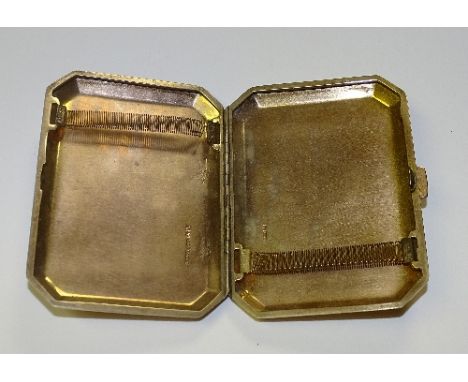 A 9ct gold cigarette case, with engine turned decoration to exterior and spring fitments to interior, stamped 375, 77.3g, 6.5