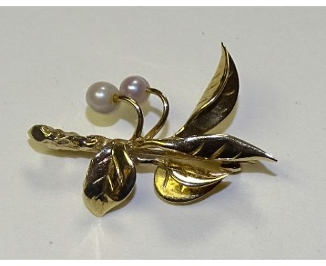 A 9ct gold pearl and leaf brooch, stamped 375 to underside, 4.6g, 3.8cm long