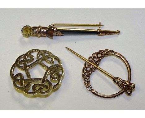 Two 9ct gold Celtic brooches, both stamped 375 to underside, (one with broken pin), 10.4g, together with a yellow metal quart