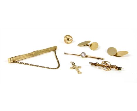 A quantity of gold jewellery, to include a pair of 9ct gold oval chain link cufflinks, with one plain polished and one engine