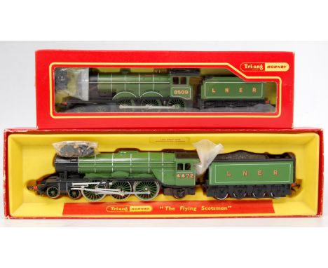 A Triang Hornby R855N LNER Flying Scotsman with exhaust sound (G-BG), together with R366S LNER green class B12 engine and ten