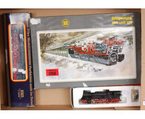 HO Scale Locomotive and train set group to include Piko BR015 train pack (G-BG), Piko 4-6-2 express locomotive 01 class (G-BG