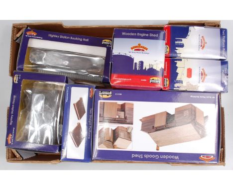 Bachmann Scenecraft items: Highley Station House, Highley Booking Hall, 2x2 straight platforms, 2 platform ramps, wooden engi