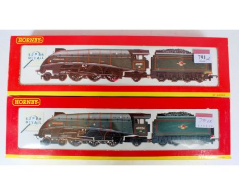 A Hornby R2101 class A4 engine and tender BR green 'Golden Fleece' (G-BG), together with R2203 BR green 'Kingfisher' (G-BG)