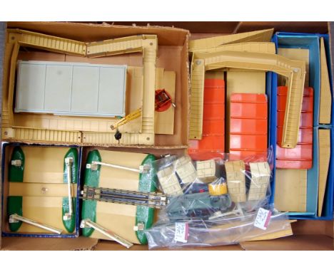 Tray containing Hornby Dublo D1 accessories, 3 island platforms, 3 footbridge, 4 level crossings, plastic goods shed, no slid