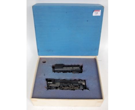An Alco Models HO Southern Pacific 2-8-2 engine and tender, made in Korea (G-BG)